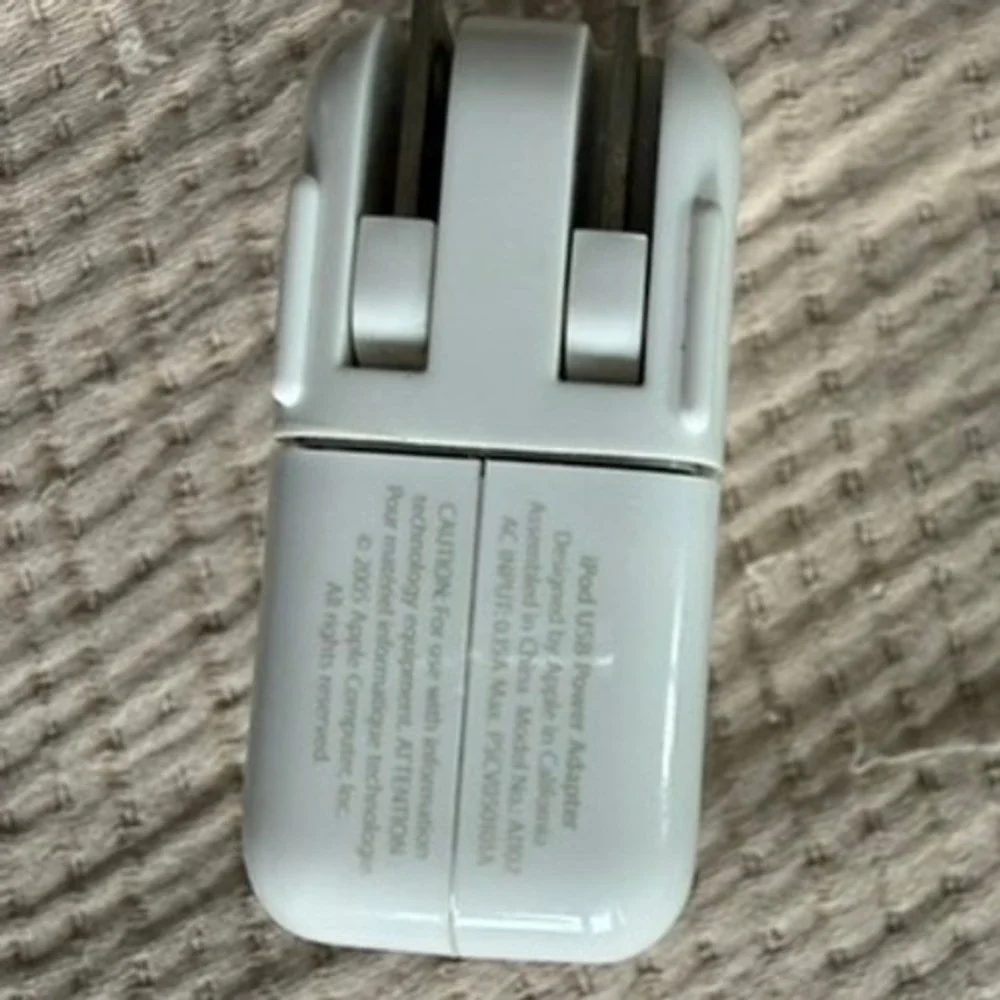 Apple A1102 iPod USB Power Adapter 5W Charger w/ 30-Pin Cable OEMing Prongs OEM